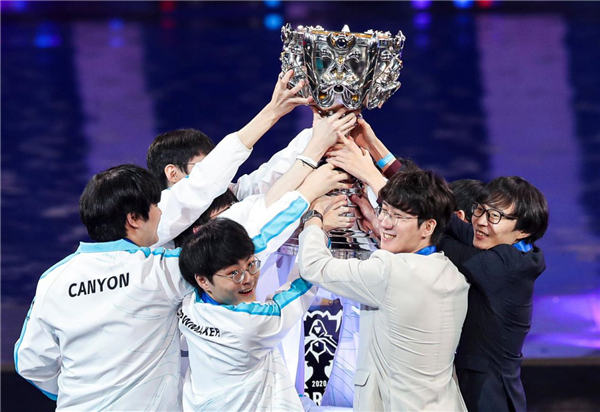 LPL春季赛今日首发：Doinb中路对决小虎