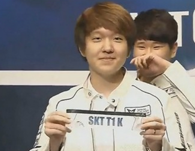 今日16：45 LPL季后赛 LNG vs TES LNG：硬熊瞪场!!! TES：前进