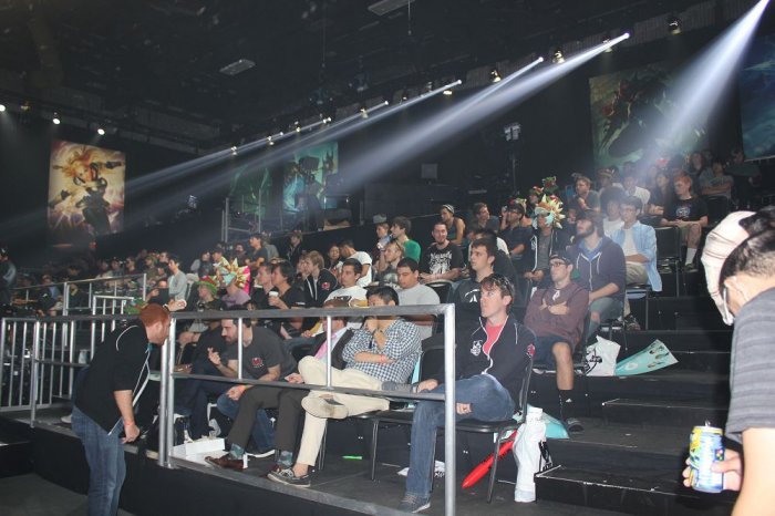 CSGO s1mple给女主播打赏500W被喷舔狗，森破回怼：垃圾人！