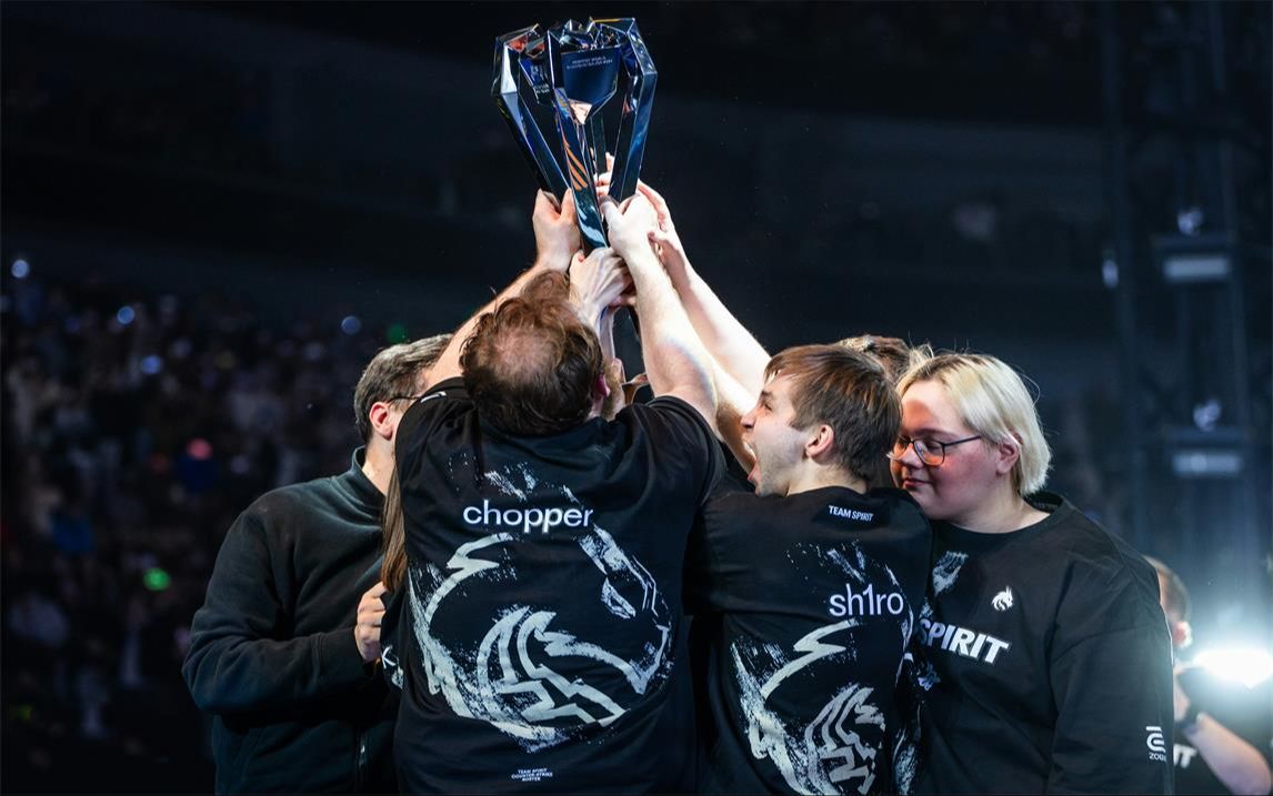 JDG Club 发送新年祝福：金蛇带来祝福，家庭和谐，繁荣富强，财富滚滚而来！